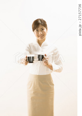 コーヒーカップを差し出す女性 コーヒーカップを差し出す女性 27157736
