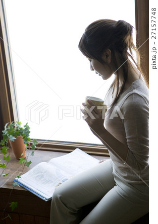 窓辺で本を読む女性 27157748