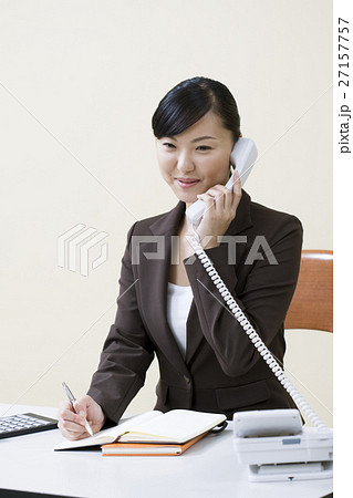 電話をかける女性 27157757