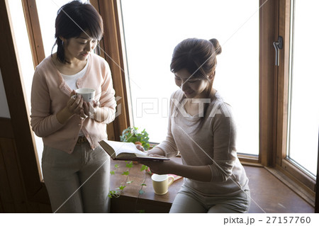 窓辺で談笑する女性 27157760