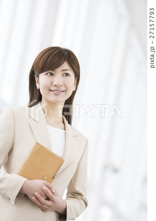 手帳を持つ笑顔の女性 27157793