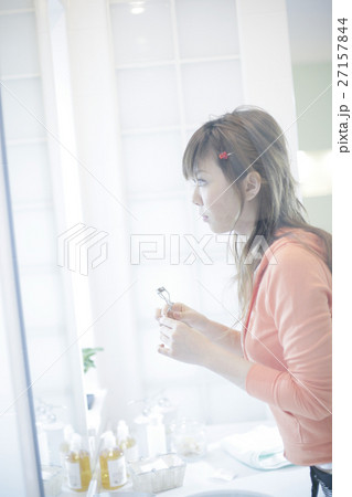 バスルームの女性 27157844