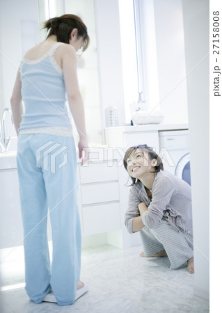 体重を量る女性 体重を量る女性 27158008