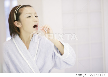 歯磨きシーン 27158153