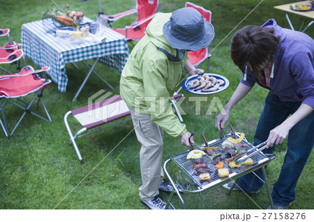 バーベキューをする男性 バーベキューをする男性 27158276