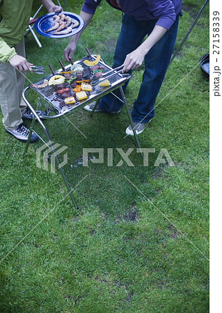 バーベキューをする男性 27158339