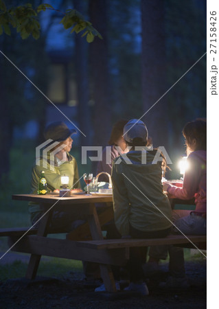 キャンプをする若者 キャンプをする若者 27158426