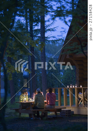 キャンプをする若者 キャンプをする若者 27158428