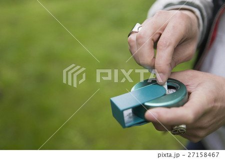 携帯灰皿とタバコ 携帯灰皿とタバコ 27158467