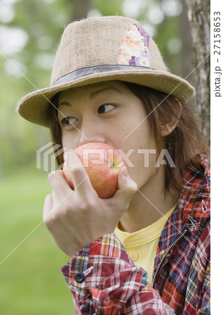 リンゴを食べる男性 リンゴを食べる男性 27158653