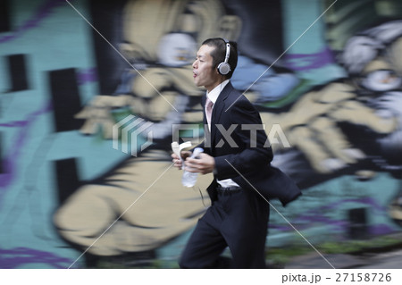 走るビジネスマン 27158726