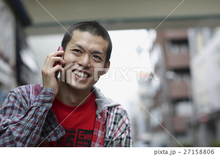 携帯電話で話す男性 携帯電話で話す男性 27158806