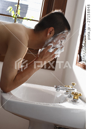 洗顔をする男性 27158848