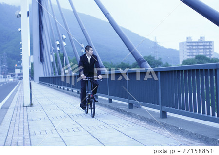 自転車に乗るビジネスマン 27158851