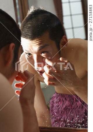 鏡を見る男性 鏡を見る男性 27158863