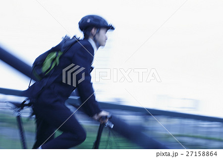 自転車に乗るビジネスマン 27158864