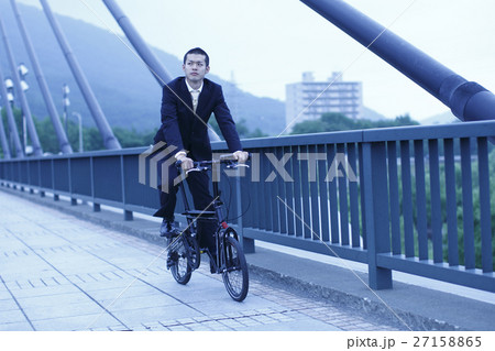 自転車に乗るビジネスマン 自転車に乗るビジネスマン 27158865