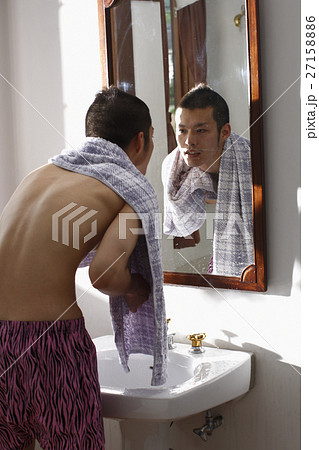 鏡を見る男性 27158886