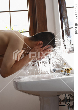 洗顔をする男性 洗顔をする男性 27158890