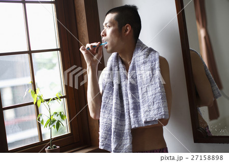 歯磨きをする男性 27158898
