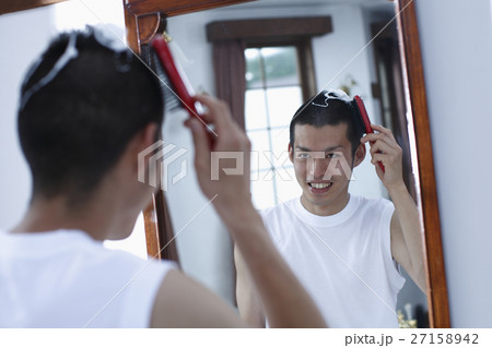 整髪する男性 27158942