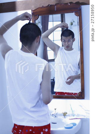 整髪をする男性 整髪をする男性 27158950