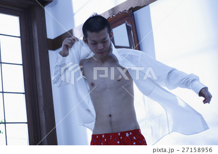 身支度をする男性 身支度をする男性 27158956