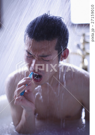 歯磨きをする男性 歯磨きをする男性 27159010