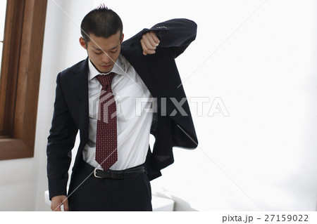 身支度をする男性 身支度をする男性 27159022