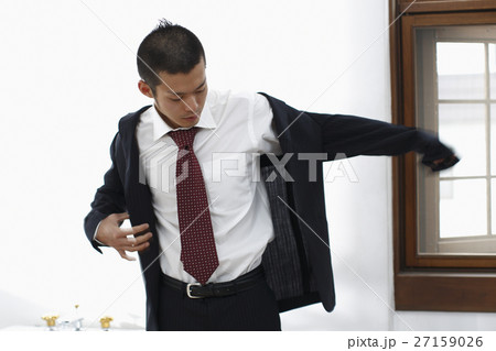 身支度をする男性 27159026