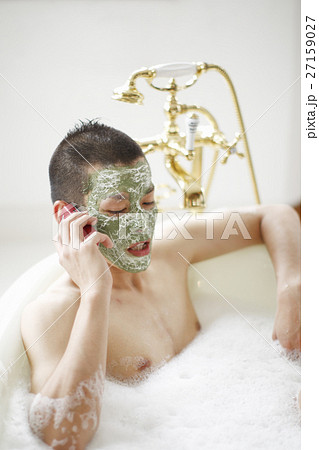 入浴する男性 27159027