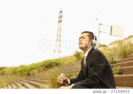 音楽を聴くビジネスマン 音楽を聴くビジネスマン 27159055