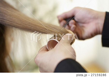 ヘアーカーラーを巻く美容師 27159286