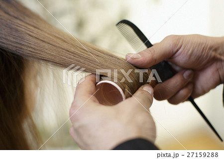 ヘアーカーラーを巻く美容師 27159288