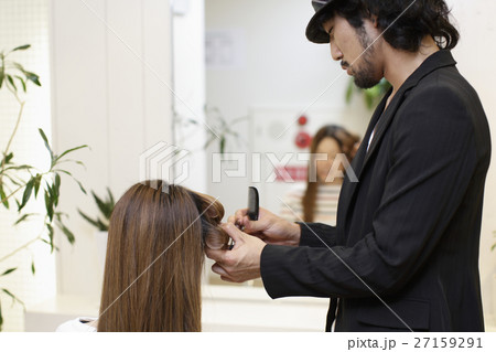 ヘアーカーラーを巻く美容師 27159291