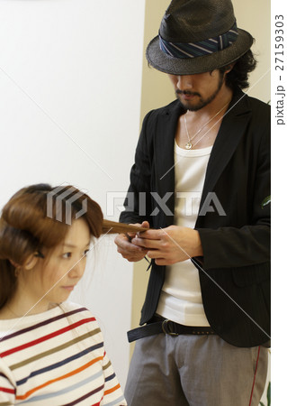 ヘアーカーラーを巻く美容師 27159303