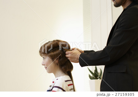 ヘアーカーラーを巻く美容師 27159305