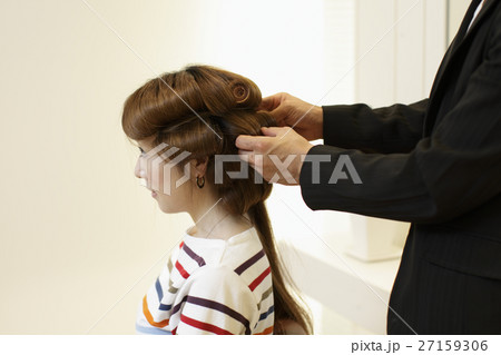ヘアーカーラーを巻く美容師 27159306