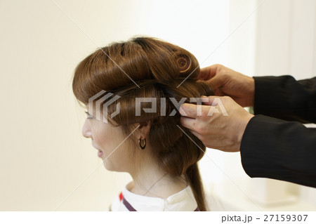 ヘアーカーラーを巻く美容師 27159307