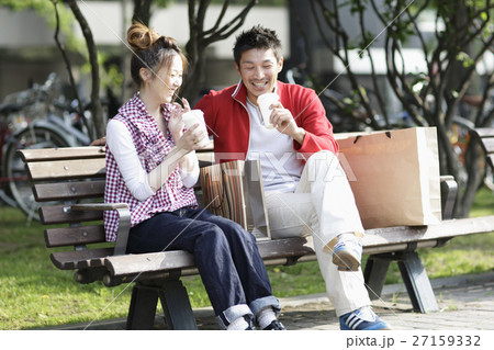 ベンチのカップル ベンチのカップル 27159332