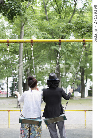 ブランコに乗るカップル ブランコに乗るカップル 27159399