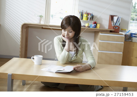 本を読む女性 本を読む女性 27159453