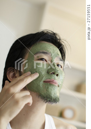 フェイスパックをする男性 27159551