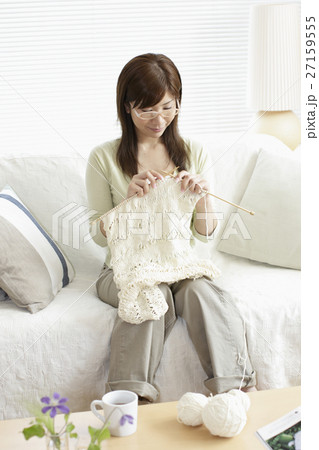 ソファーで編み物をする女性 27159555