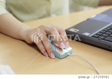 ノートパソコンを操作する手 27159591