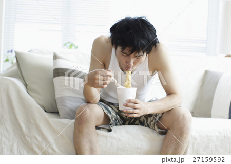 インスタント食品を食べる男性 インスタント食品を食べる男性 27159592