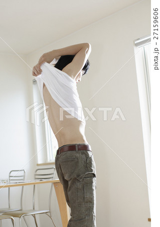 身支度をする男性 27159606