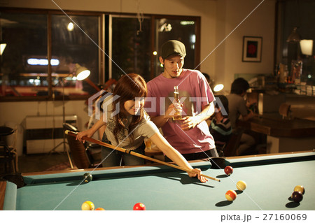 ビリヤードをするカップル 27160069
