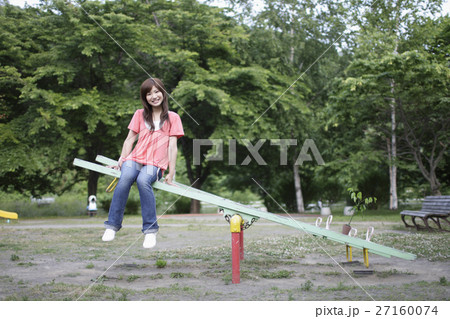 シーソーに乗る女性 27160074