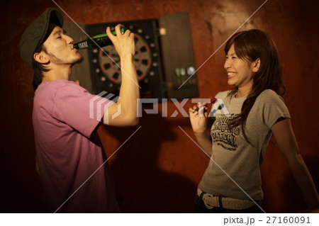 ダーツをするカップル 27160091